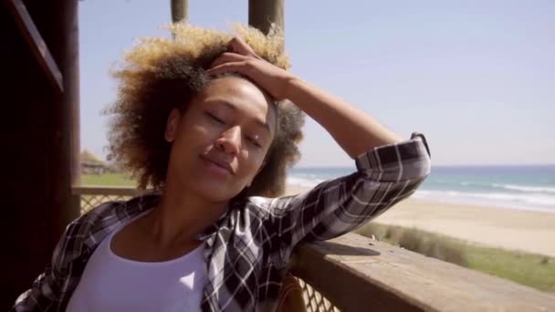 Mujer admirando vista al mar — Vídeos de Stock