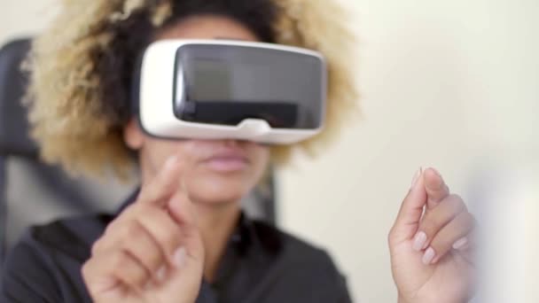 Επιχειρηματίας που εργάζεται στην εικονική πραγματικότητα — Αρχείο Βίντεο