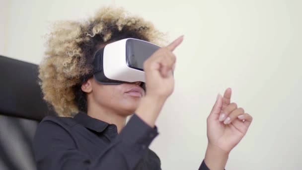 Бізнес-леді, що працює у віртуальній реальності — стокове відео