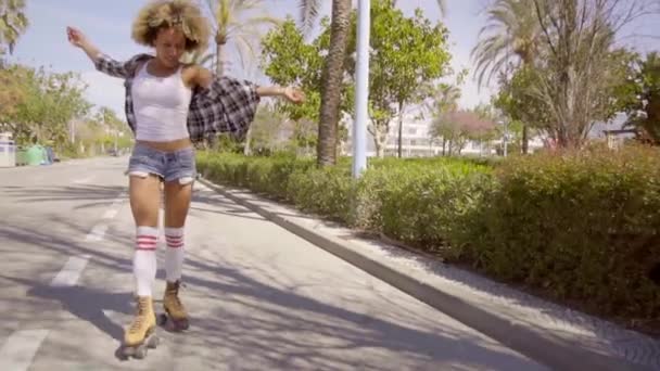 Woman skating along road with palm trees — Stock Video