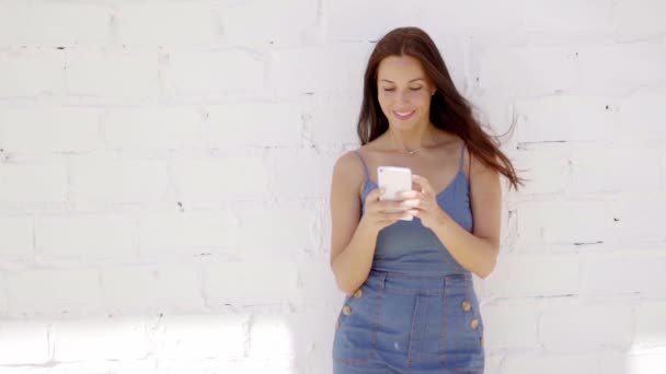 Mujer atractiva escribiendo mensaje de texto — Vídeos de Stock