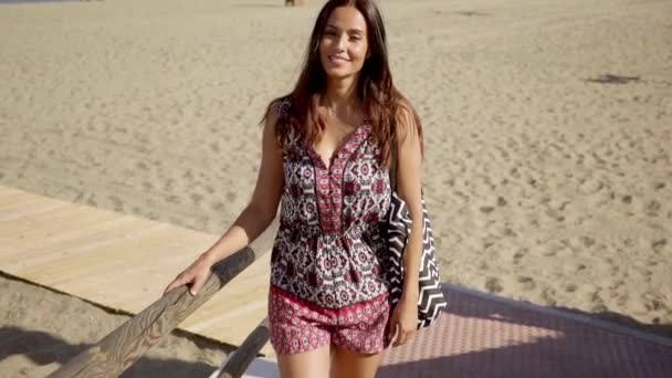 Femme marchant à la plage sous le soleil d'été — Video