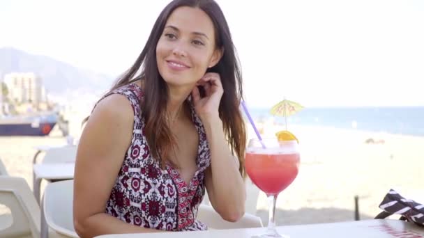 Splendida donna godendo cocktail — Video Stock