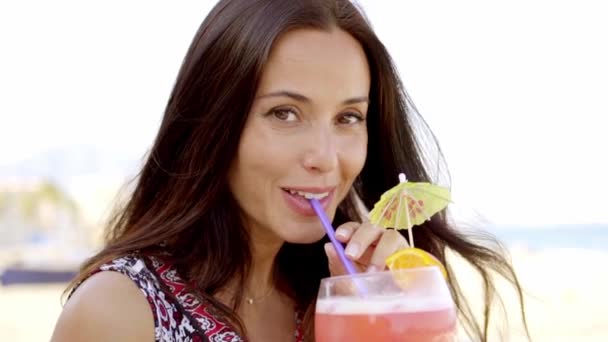 Splendida donna godendo cocktail — Video Stock