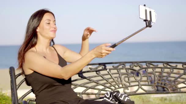 Mujer tomando selfie usando selfie stick — Vídeo de stock