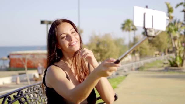 Женщина делает селфи с помощью селфи-палки — стоковое видео