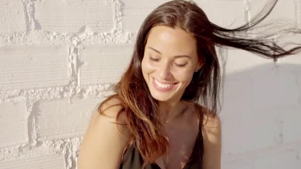 Жінка з мрійливою посмішкою — стокове відео