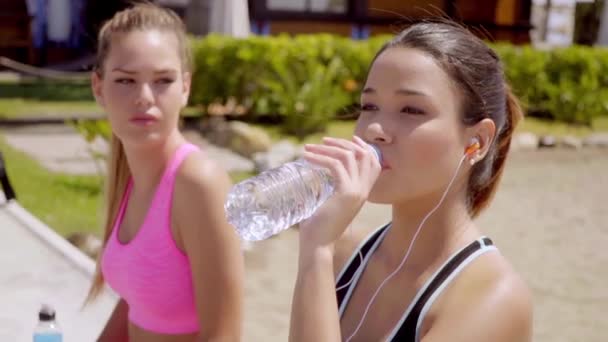 Mujer viendo a amigo beber agua — Vídeo de stock