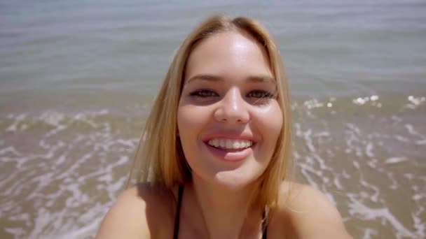 Mujer rubia tomando selfie — Vídeo de stock