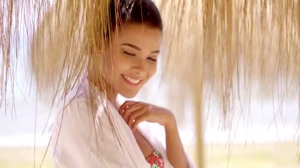 Cute Kobieta trzyma na Palapa smyczki w cieniu — Wideo stockowe