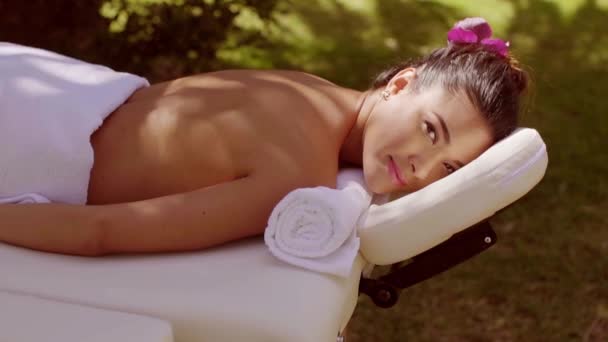 Junge Frau entspannt sich in einem Outdoor-Spa — Stockvideo