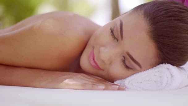 Adorável jovem relaxante em um spa — Vídeo de Stock