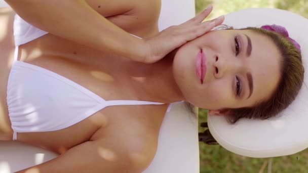 Nádherná mladá žena v beauty spa — Stock video