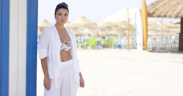 Mulher bonita alegre em roupão branco na praia — Vídeo de Stock