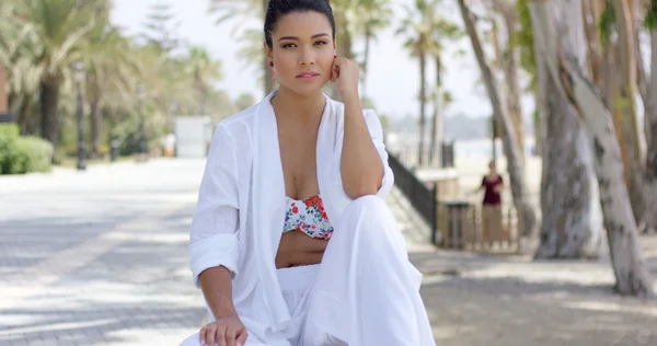 Mujer tranquila en bata blanca sentada al aire libre — Foto de Stock