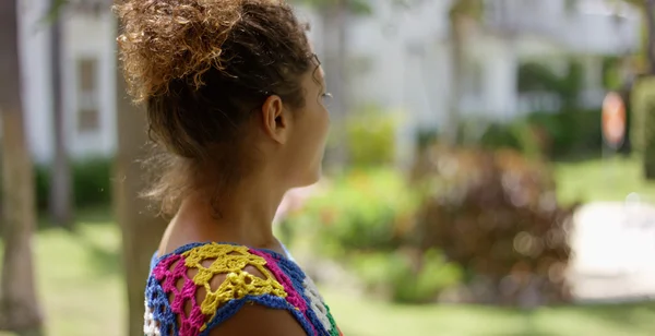 Mujer mirando fuera de foco fondo —  Fotos de Stock