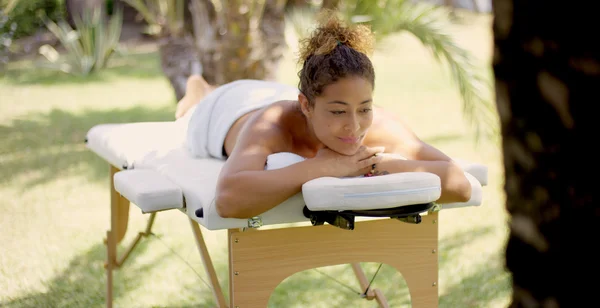 Rustige vrouw ontspannen op massagetafel buiten — Stockfoto