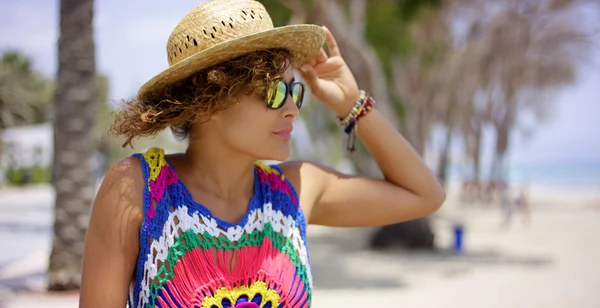 Mulher bonita em óculos de sol ajustando chapéu — Fotografia de Stock