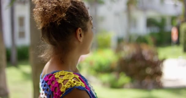 Woman looking at out of focus background — Stock Video