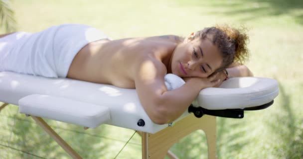Donna sdraiata sul lettino da massaggio al centro benessere — Video Stock