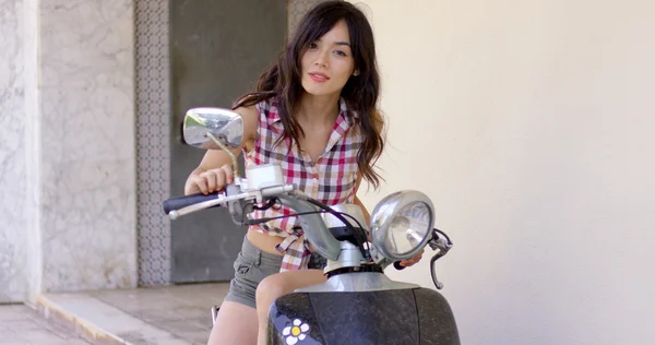 Mujer joven atractiva en una motocicleta — Foto de Stock