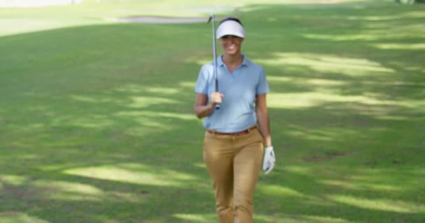 Lachende vriendelijke vrouw golfer lopen op een cursus — Stockvideo