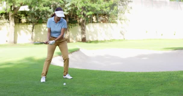Mulher golfista prestes a jogar um golpe no verde — Vídeo de Stock