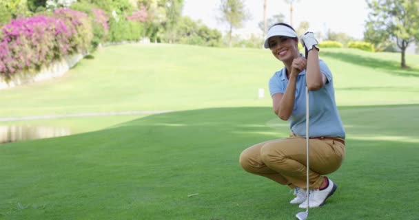 Gülümseyen kadın golfçü — Stok video