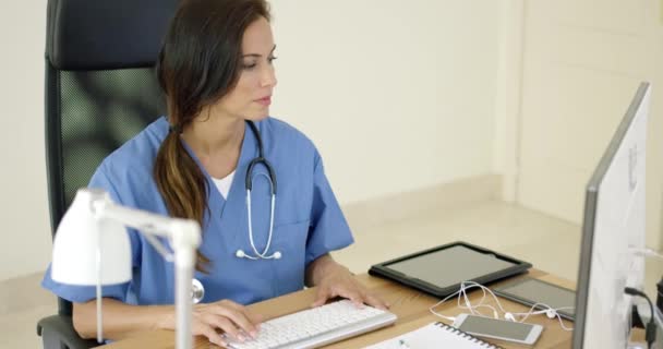 Doctor trabajando en el escritorio en el consultorio — Vídeos de Stock