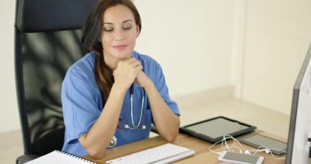 Εργαζόμενος υγειονομική περίθαλψη που κάθεται υπολογιστή — Αρχείο Βίντεο