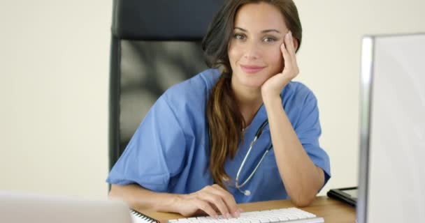 Médico femenino serio — Vídeos de Stock