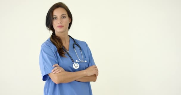 Woman in scrubs crosses arms — Stok video