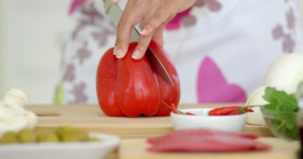 Housewife chopping a fresh peppers — Stock Video