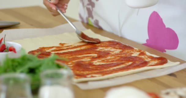 Vrouw die een traditionele Italiaanse pizza maken — Stockvideo