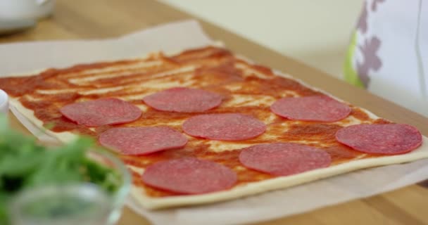 Woman making a homemade salami and mushroom pizza — Stock Video