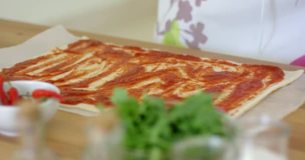 Mulher fazendo uma pizza tradicional italiana — Vídeo de Stock