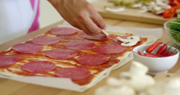 Женщина делает домашнюю салями и пиццу с грибами — стоковое видео