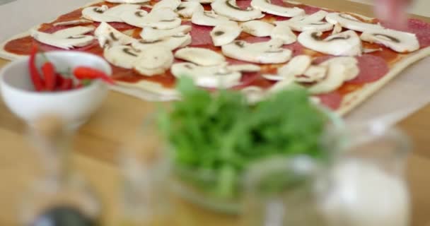 Женщина делает вкусную пиццу с пепперони — стоковое видео