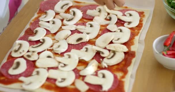 Vrouw een heerlijke peperoni pizza maken — Stockvideo