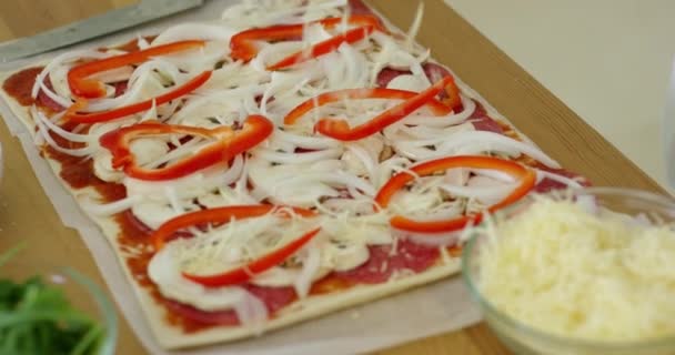 Frau macht eine hausgemachte Pizza — Stockvideo