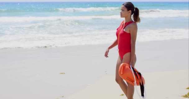 Vue latérale sur femme en rouge avec bouée — Video