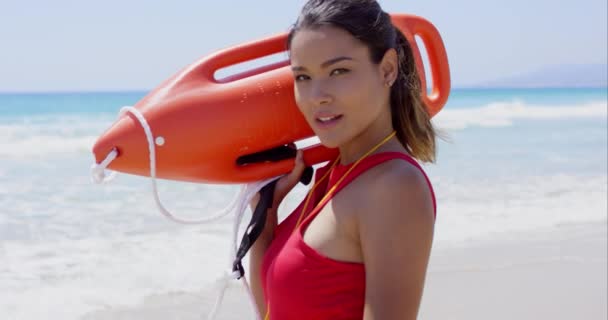 Muito jovem salva-vidas feminino — Vídeo de Stock
