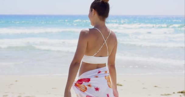 Young woman dancing on beach — Stock Video