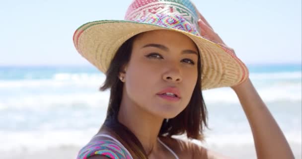 Mujer sosteniendo sombrero solar — Vídeo de stock