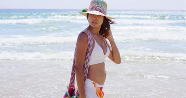 Mulher passeando na praia tropical — Vídeo de Stock