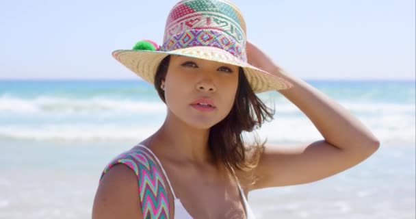 Donna che tiene il cappello da sole — Video Stock