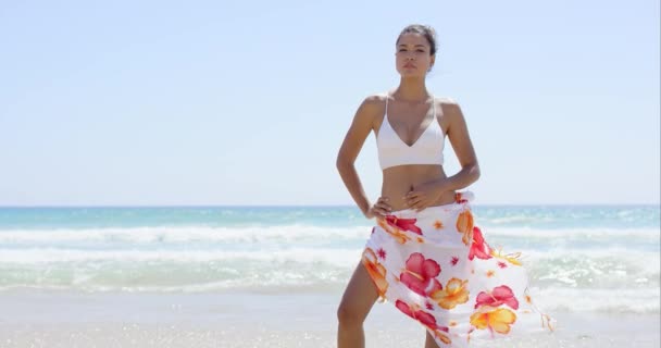 Mujer en bikini en la playa — Vídeo de stock