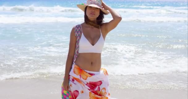 Vrouw die zich voordeed op tropisch strand — Stockvideo