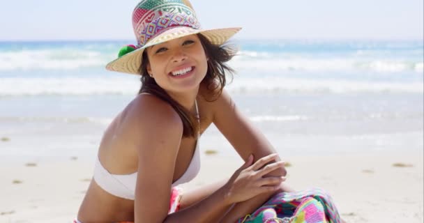 Mulher com biquíni branco sorrindo para a câmera — Vídeo de Stock