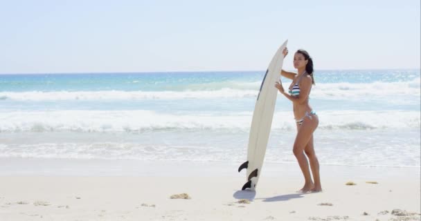 Femme tenant une planche de surf — Video